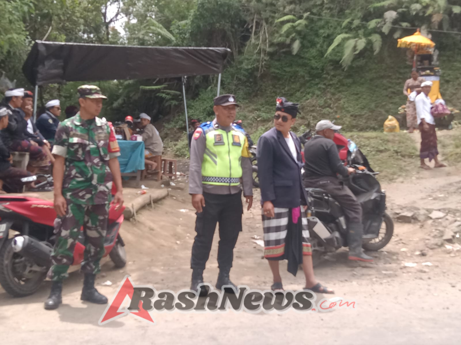 Babinsa Sukawana Bersama Bhabinkamtibmas dan Pecalang Kawal Kelancaran Piodalan di Pura Bunga