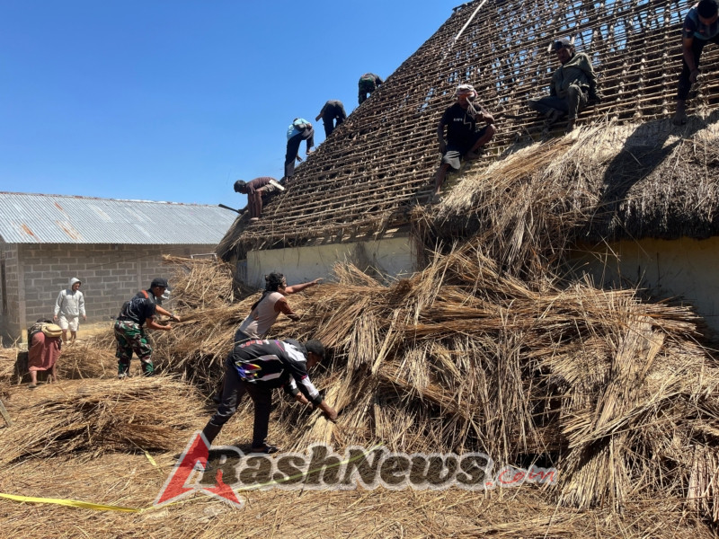 Satgas Pos Laktutus Turun Bantu Masyarakat Dalam Pembongkaran Atap Rumah Adat