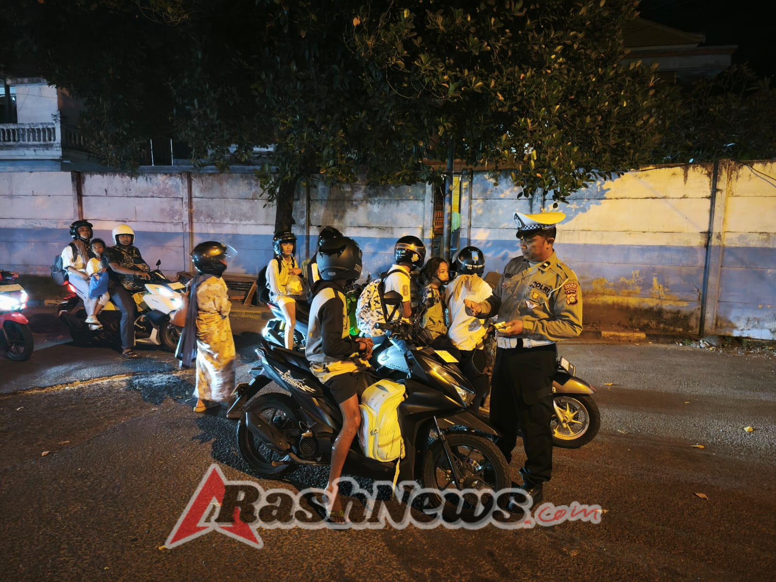 Polsek Kawasan Pelabuhan Lakukan Pengecekan Dokumen Kendaraan di Area Pelabuhan