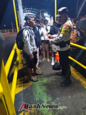 Polsek Kawasan Pelabuhan Padangbai Lakukan Pengecekan Identitas Penumpang Masuk Bali