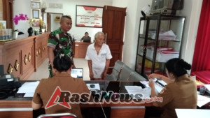 Babinsa Kawal Distribusi BLT Dana Desa, Jamin Keluarga Penerima Manfaat di Petak Kaja