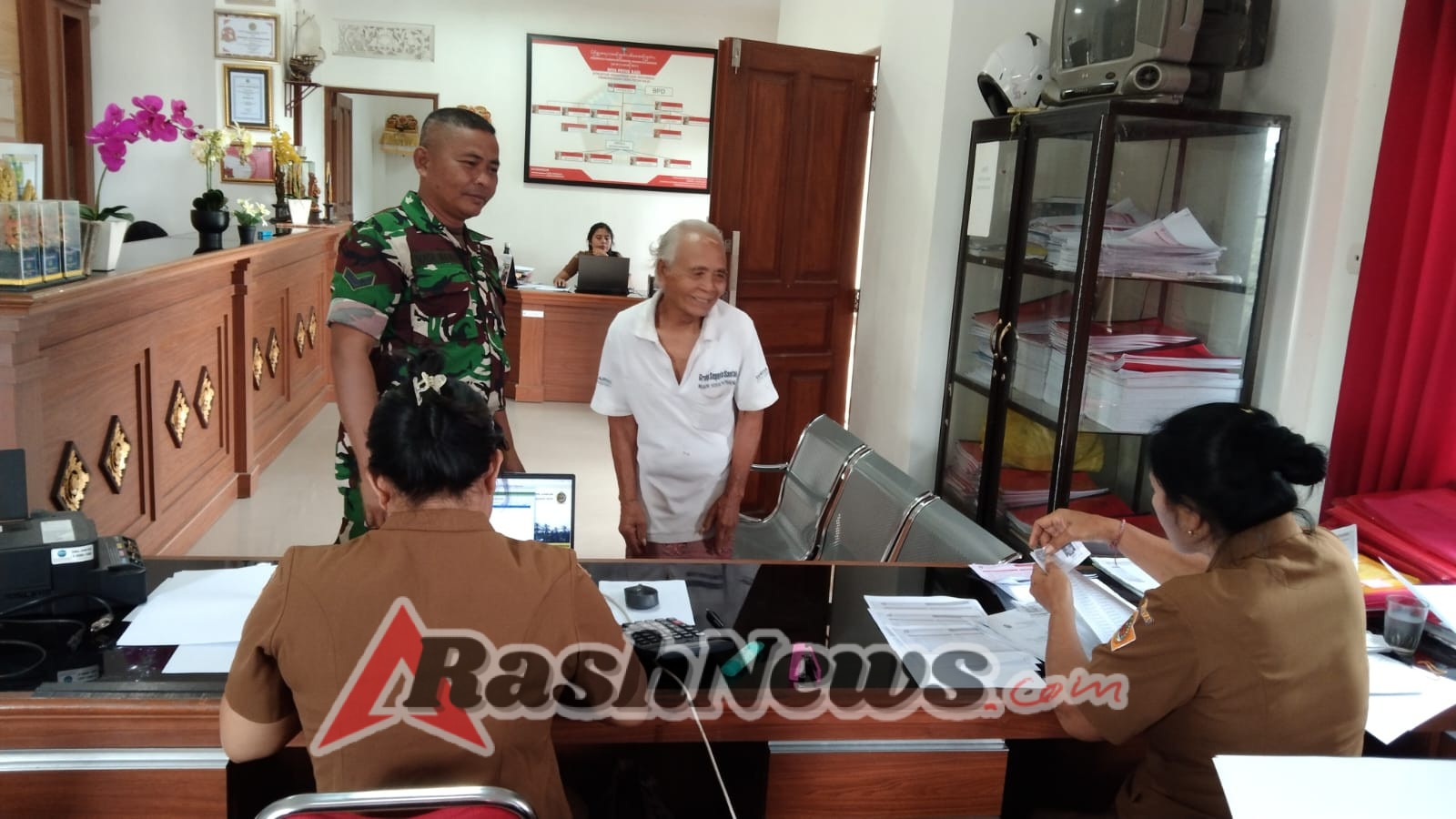 Babinsa Kawal Distribusi BLT Dana Desa, Jamin Keluarga Penerima Manfaat di Petak Kaja