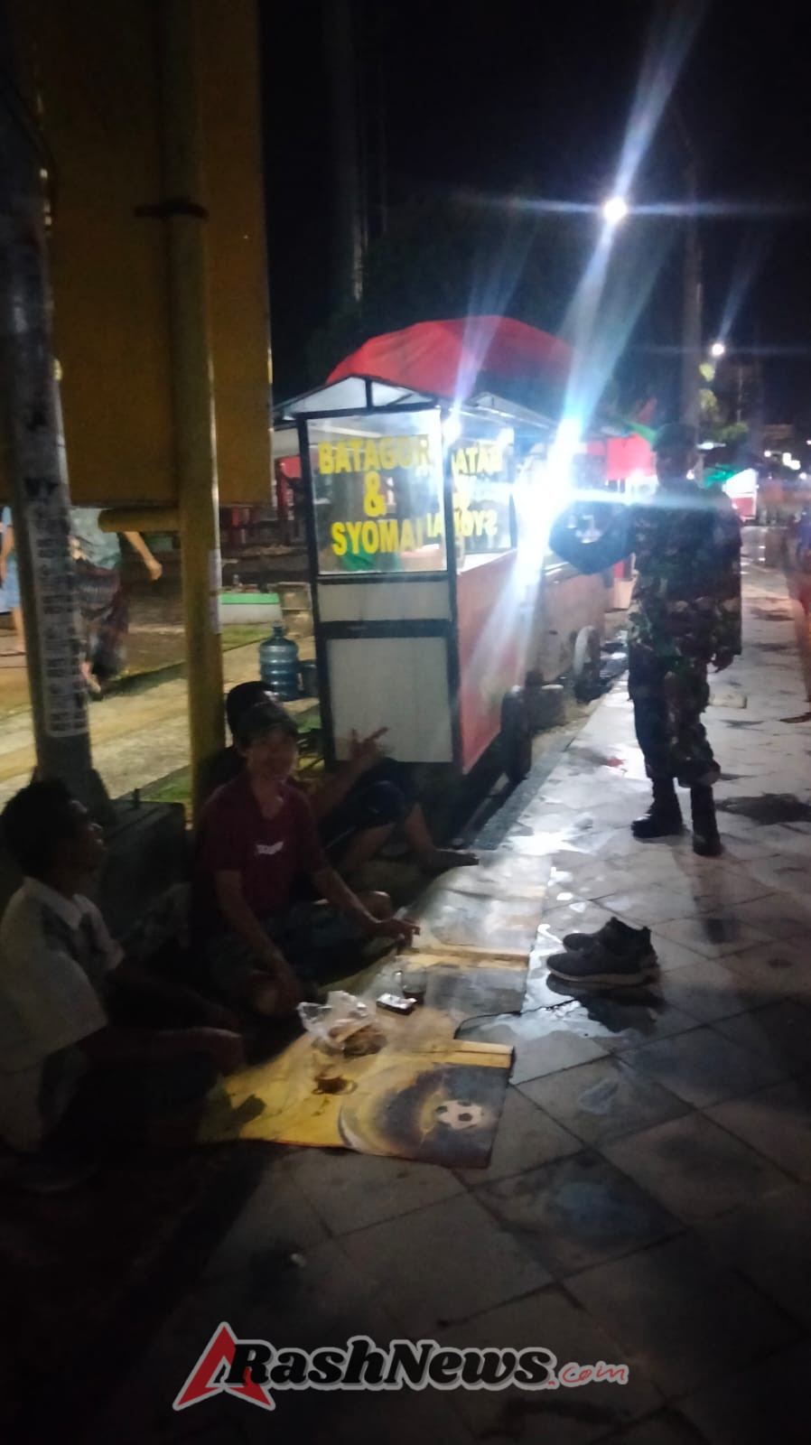 Babinsa Koramil 1628-01/Taliwang Hadir di Tengah Warga Lewat Patroli Rutin