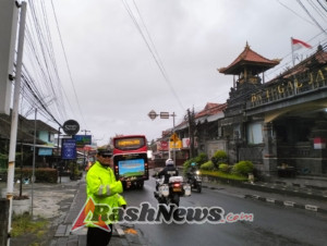 Personel Polsek Kuta Utara Tetap Mengatur Lalu Lintas Di Tengah Kondisi  Hujan