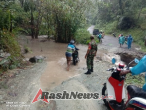 Gotong Royong Bersama Warga, Babinsa 1602/Ende Bantu Bersihkan Material Longsor