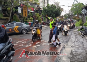 Polsek Gianyar Hadir Beri Pelayanan Prima Lewat Pos Pagi di Depan Sekolah