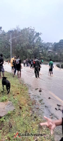 Babinsa Pratu Deni Radho Turun Langsung Bantu Warga Terdampak Banjir di Jalan Lintas Ende-Bajawa