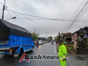 Hujan Tidak Menyurutkan Pelayanan Polsek Mengwi Kepada Masyarakat