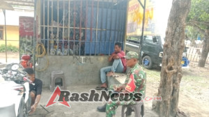 Babinsa 1602-04/Maurole Aktif Bangun Sinergi dengan Masyarakat Lewat Komsos Rutin