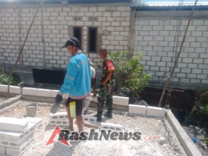 Babinsa Koramil 1627-01/Baa Bantu Warga Desa Oematan Bangun Rumah Lewat Karya Bhakti