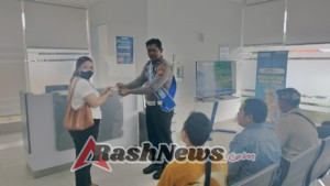 Penyerahan SIM terhadap pemohon SIM di Satpas Polres Karangasem