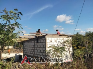 Babinsa Koramil 1627-01/Baa Gotong Royong Bantu Warga Pasang Atap Rumah di Desa Lidabesi