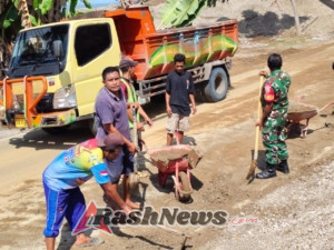 Babinsa Kodim 1602/Ende Gelar Komsos dan Pamwil Sambil Bantu Warga Wajakeajaya