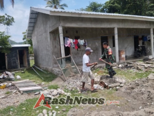 Babinsa Kodim 1602/Ende Gelar Karya Bhakti Bangun Rumah Layak Huni di Desa Pise