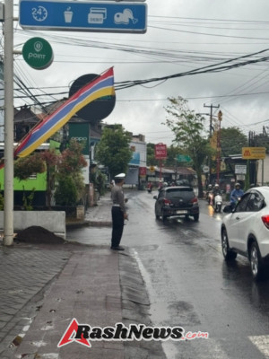 Personil Lantas Laksanakan Tugas Gatur Di BTN Taman Asri Karangasem Agar Arus Lalin Aman Lancar terkendali