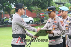 Polres Gianyar Gelar Upacara Pemberian Penghargaan dan Pelepasan Personel Purnabakti