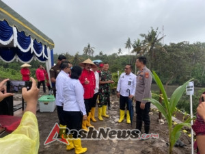 Waka Polres Tabanan hadiri penanaman pohon kelapa serentak di Bonian