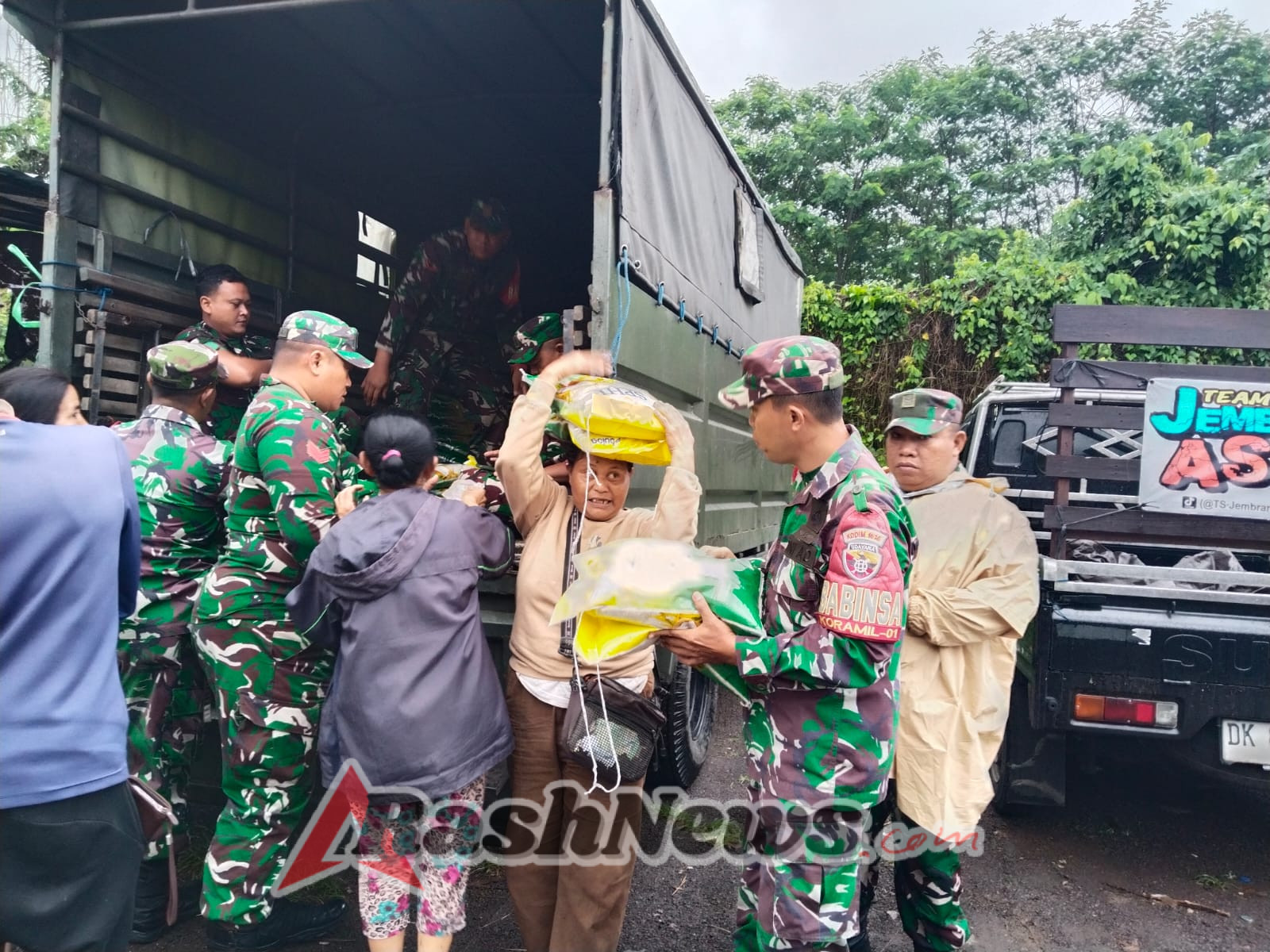 Koramil 1616-01/Gianyar Turun ke Pasar, Bazar Beras Murah Jadi Solusi Ringankan Beban Rakyat