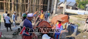 Babinsa Koramil Wolowaru Gotong Royong Pengecoran Tangga Masjid di Desa Maubasa Barat