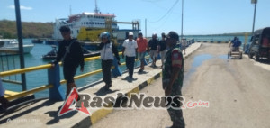 Babinsa Amankan Aktivitas Bongkar Muat KMP Inerie II di Pelabuhan Pantai Baru