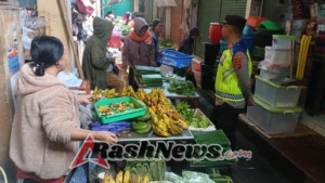 Peduli Rasa Aman Warga, Polsek Pupuan Ajak Pedagang Pasar Tingkatkan Kewaspadaan dan Pasang CCTV di Toko Emas
