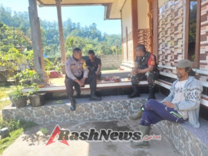 Babinsa dan Bhabinkamtibmas Desa Belandingan Jalin Kedekatan dengan Warga Lewat Komsos