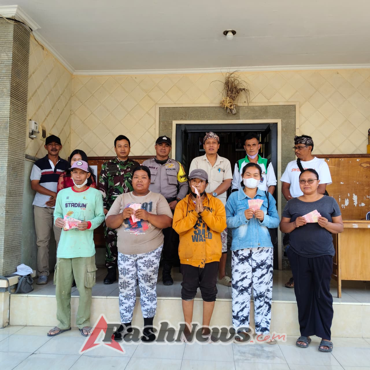 Dikawal Babinsa Dan Bhabinkamtibmas, Pencairan BLT DD Di Gelgel Aman Dan lancar