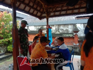 Babinsa Semarapura Kangin Dampingi Posyandu Dan Pengobatan Massal Demi Wujudkan  Kualitas Hidup Masyarakat Yang Semakin Baik