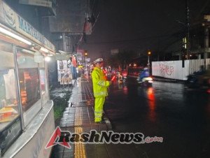 Polsek Kuta Utara Tunjukkan   Pelayanan Terbaik Bagi Pengguna Jalan Meski Cuaca Hujan