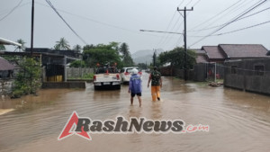Genangan Air Rendam Beberapa Rumah Warga dan Jalan Raya Tongo, Babinsa Lakukan Tindakan Cepat