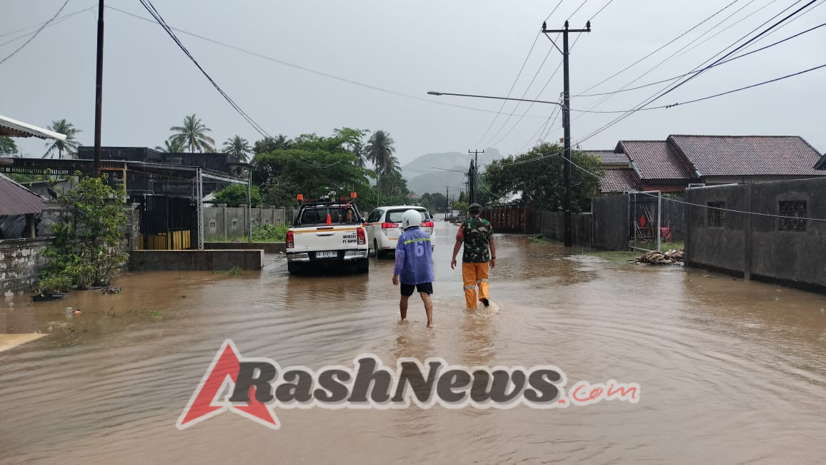 Genangan Air Rendam Beberapa Rumah Warga dan Jalan Raya Tongo, Babinsa Lakukan Tindakan Cepat