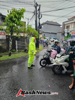 Pengalihan Arus Dilakukan Polsek Dentim, Kapolsek Pantau Langsung Situasi Banjir