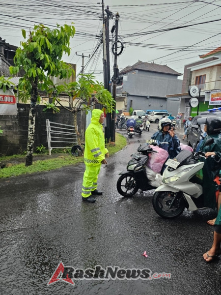 Pengalihan Arus Dilakukan Polsek Dentim, Kapolsek Pantau Langsung Situasi Banjir