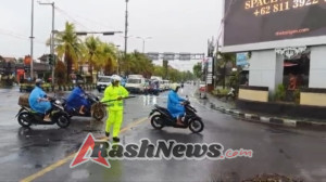 Hujan Deras, Lalu Lintas di Simpang GBB Tetap Lancar Meski Tergenang Air