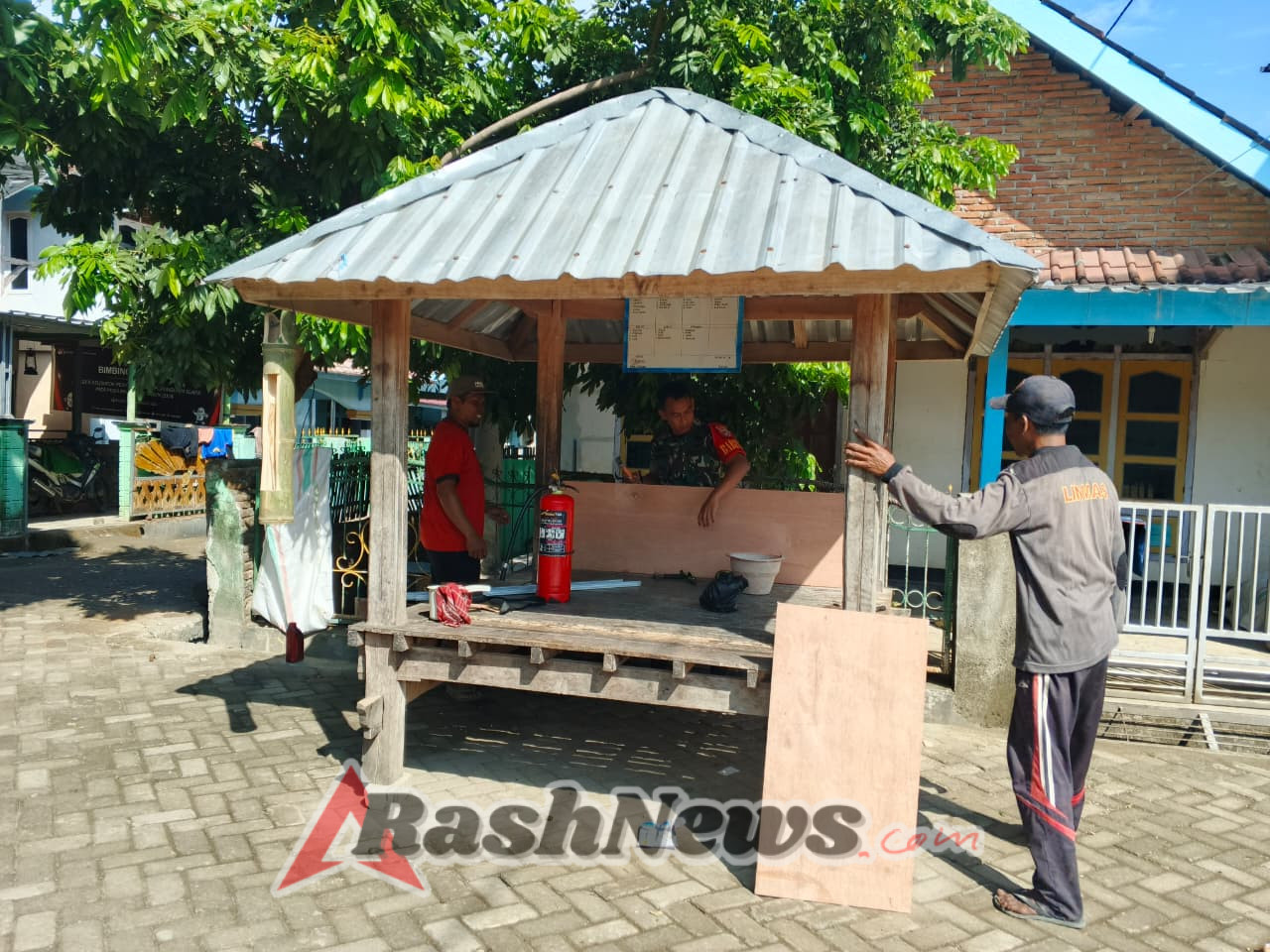 Babinsa Bersama Staf Desa Moteng Gotong Royong Perbaiki Poskamling