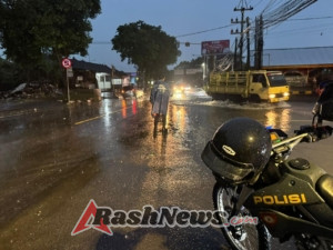 Tak Kenal Hujan Personel Samapta Tetap Lakukan Patroli Beri Rasa Aman Masyarakat