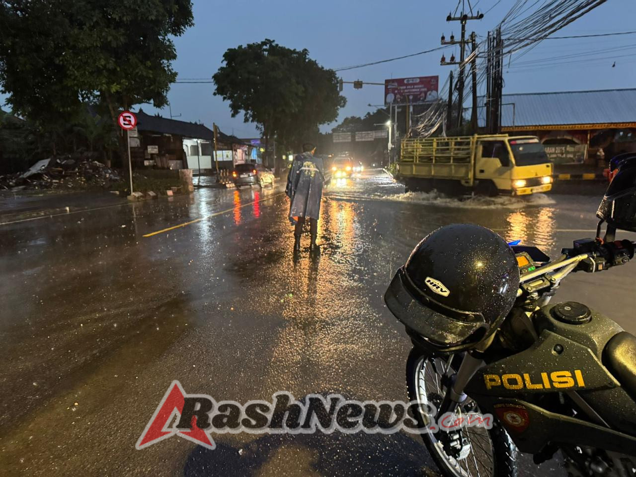 Tak Kenal Hujan Personel Samapta Tetap Lakukan Patroli Beri Rasa Aman Masyarakat