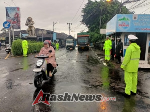 Tak Kenal Lelah, Meski Hujan Tetap Berikan Pelayanan Kepada Pengguna Jalan