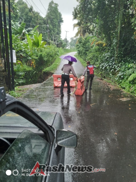 Hujan Deras di Kecamatan Bangli, Polsek Bangli Gerak Cepat Tangani tangani beberapa kejadian bencana alam akibat dari curah hujan sepanjang malam hingga saat ini
