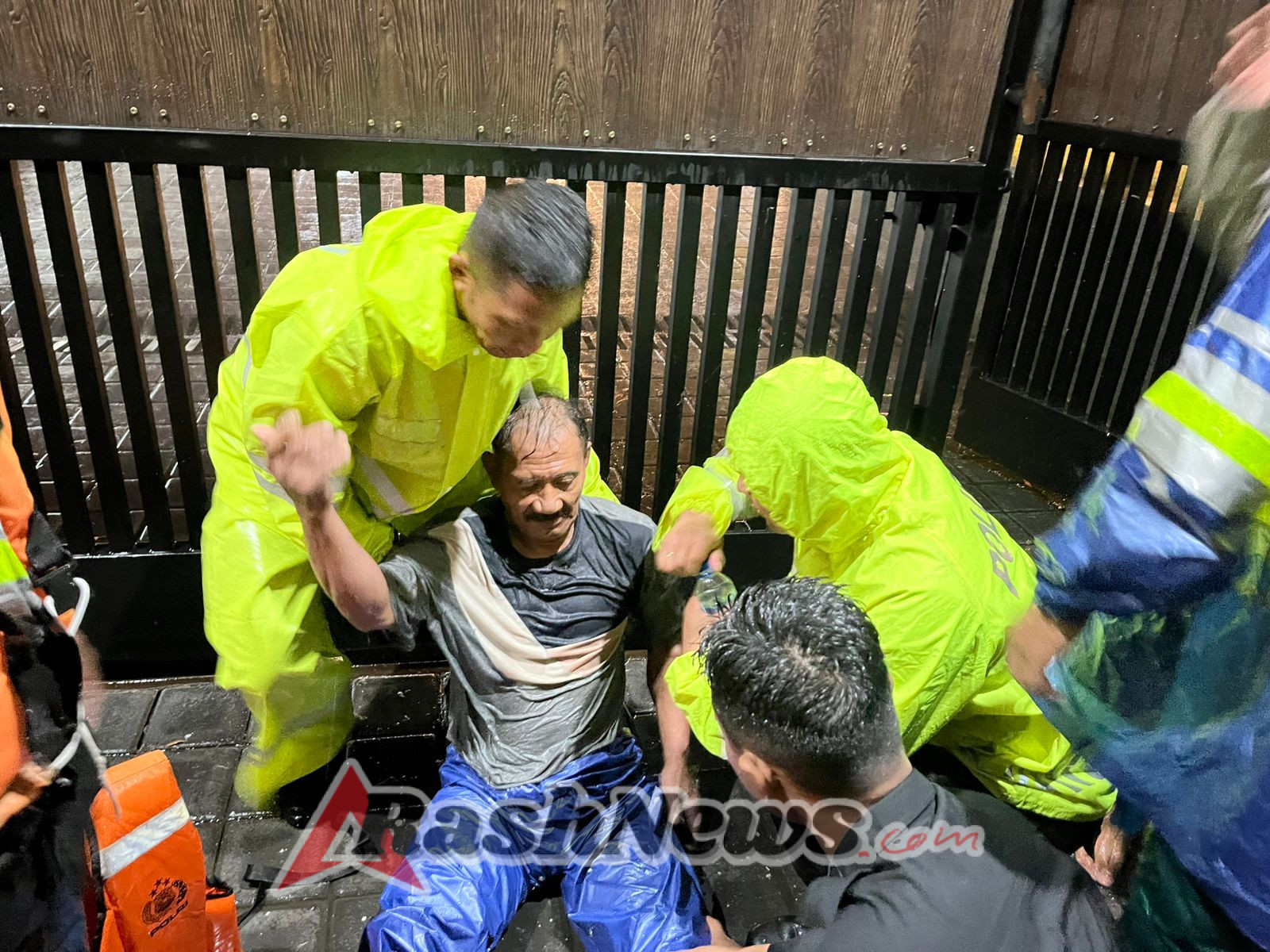 Denpasar Badung Dikepung Banjir Polda Bali Dan Jajaran Evakuasi Korban