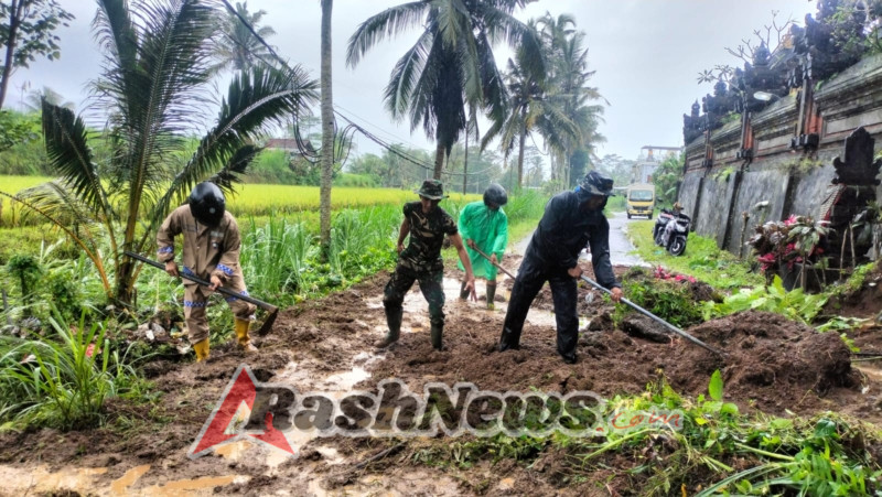 Bhabinkamtibmas Bersinergi Babinsa Laksanakan Pembersihan Longsotan Tanah Yang Menutup Akses Jalan