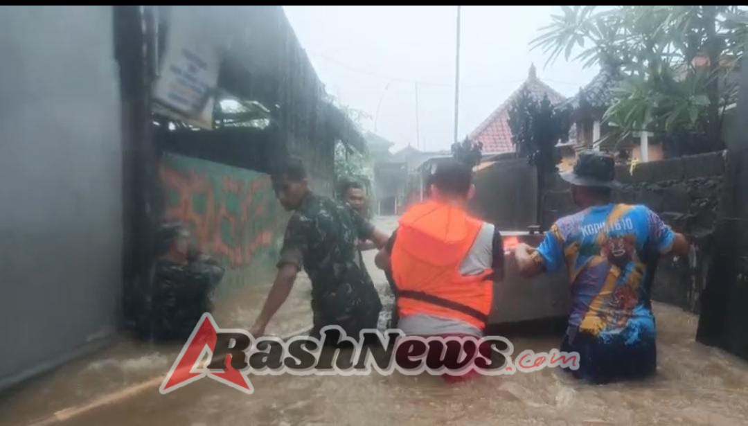 Boat Kodim Klungkung Terjang Banjir Evakuasi Warga
