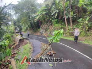 Polsek Selbar cek lokasi tanah longsor di wilayah Banjar Delod Ceking, Desa Lumbung Kauh Akibat Cuaca Ekstrim