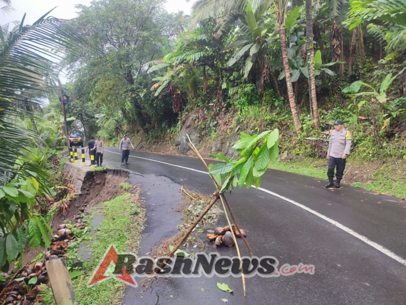 Polsek Selbar cek lokasi tanah longsor di wilayah Banjar Delod Ceking, Desa Lumbung Kauh Akibat Cuaca Ekstrim