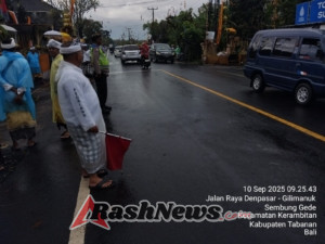Bhabinkamtibmas Desa Sembung Melaksanakan Pengamanan Kegiatan Piodalan di Pura Puseh.