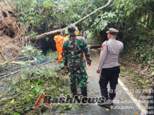 Respon Cepat Polsek Baturiti Evakuasi Tanah Longsor dan Pohon Tumbang