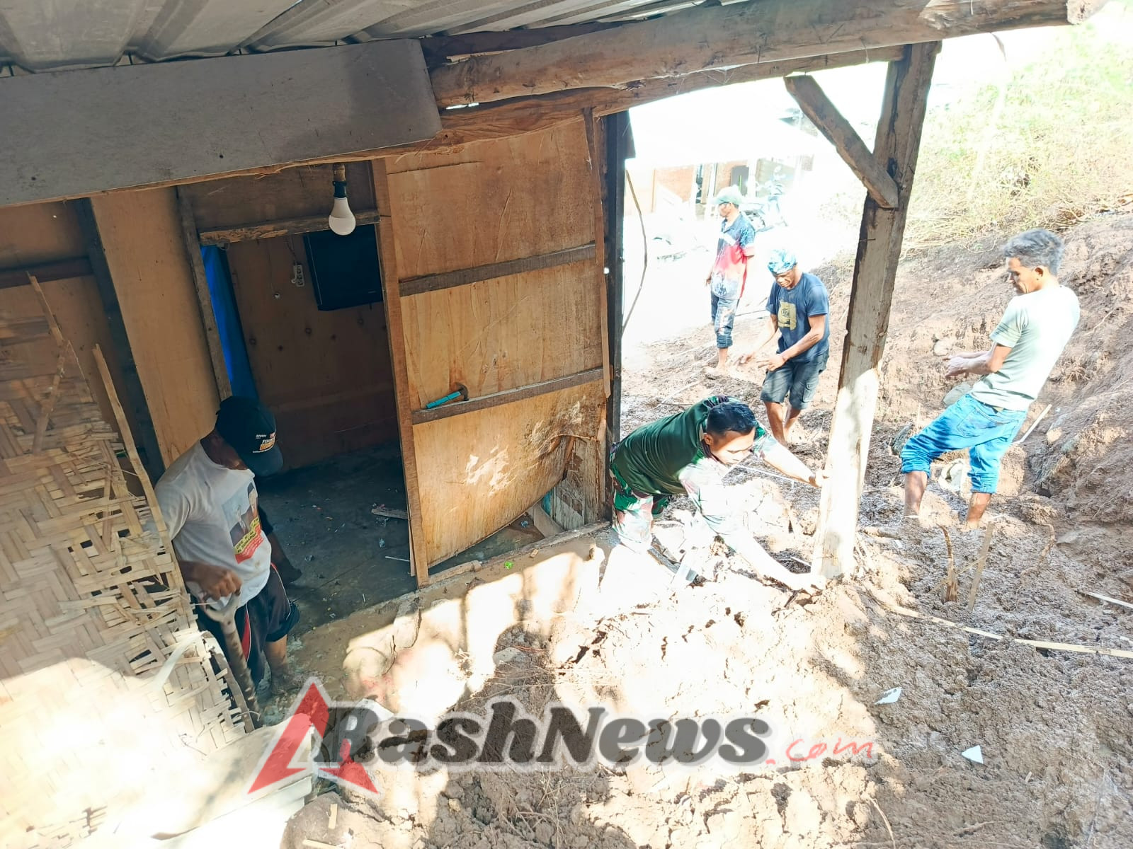 inergi Babinsa, Aparat Desa, dan Masyarakat Tangani Longsor di Mantun Barat