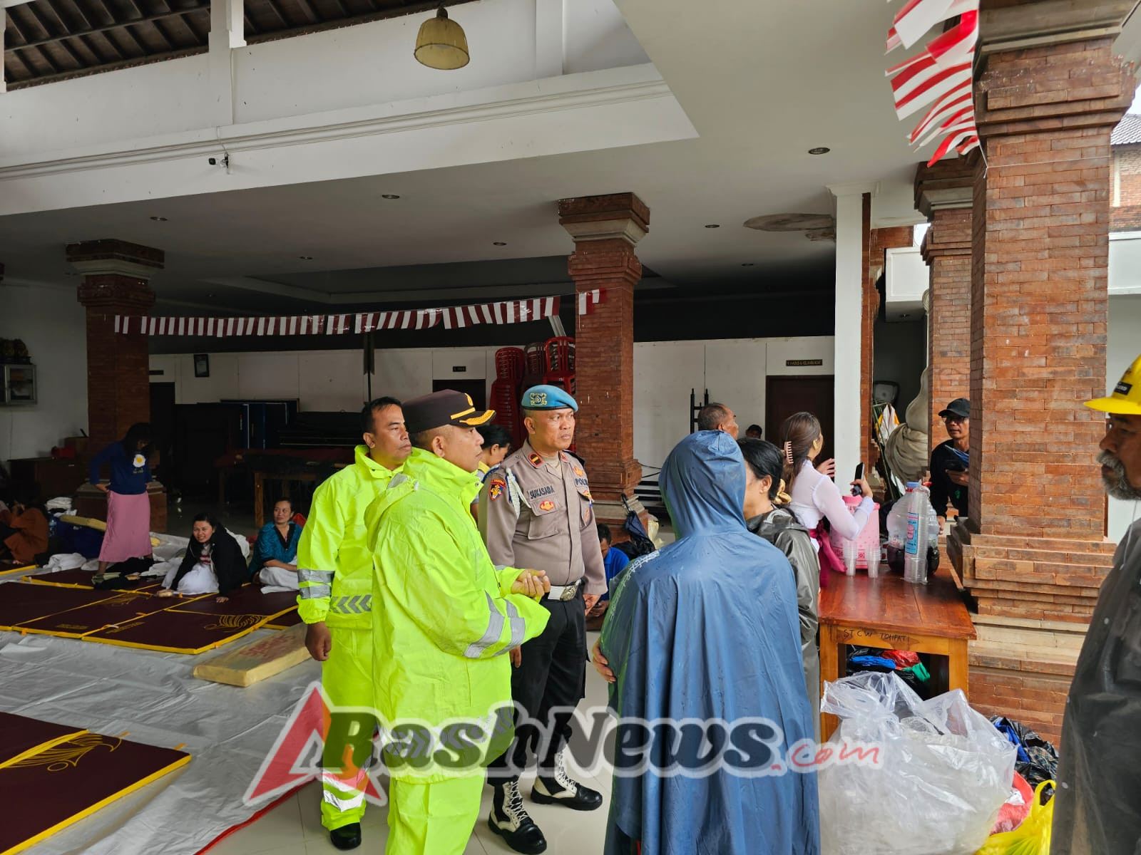 Polsek Dentim Dirikan Posko Bencana di Banjar Tohpati, Fasilitasi Pengungsian Warga Terdampak Banjir