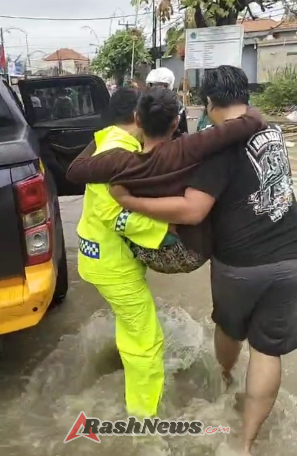 Polsek Denpasar Selatan Evakuasi Nenek dan Tiga Anak Terjebak Banjir di Pemogan