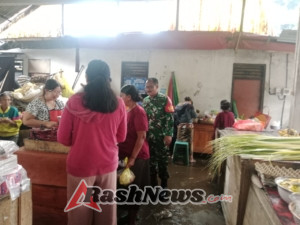 Komsos Babinsa Desa Peninjoan di Pasar Jadi Sarana Pantau Harga dan Ciptakan Rasa Aman